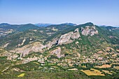 Frankreich, Hautes-Alpes, Regionaler Naturpark der Baronnies Provençal, Orpierre, das von Felsen umgebene Dorf, Klettergebiet