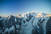 Frankreich, Haute Savoie, Chamonix Mont Blanc, Mont Blanc (4810m) bei Sonnenaufgang