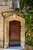 Frankreich, Vaucluse, Venasque, beschriftet mit Les Plus Beaux Villages de France, porte d'entrée de maison du village