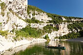 Frankreich, Ardeche, Nationales Naturreservat der Ardeche-Schluchten, Sauze, ein Gardist des Naturreservats macht seine Morgenwache auf einem Kanu in der Ardeche-Schlucht