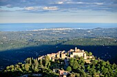 Frankreich, Alpes Maritimes, Parc Naturel Regional des Prealpes d'Azur, Gourdon, beschriftet mit Les Plus Beaux Villages de France, im Hintergrund die Küstenlinie der Côte d'Azur von d'Antibes bis Cannes