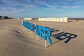 Frankreich, Pas de Calais, Berck sur Mer, Strandhütten und #berck sur mer am Strand installiert