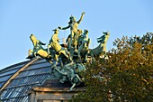 Frankreich, Paris, von der UNESCO zum Weltkulturerbe erklärtes Gebiet, Kupferquadriga von Georges Recipon auf dem Dach des Grand Palais, allegorisches Kunstwerk mit der Darstellung der über die Zwietracht triumphierenden Harmonie