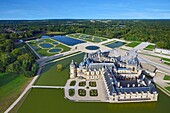 Frankreich, Oise, Schloss Chantilly und sein Garten im französischen Stil von André Le Nôtre (Luftaufnahme)