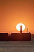 Frankreich, Pas de Calais, Boulogne sur Mer, Carnot-Deich bei Sonnenuntergang