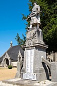 Frankreich, Morbihan, Langonnet, Memorila und die Kirche Saint-Pierre-et-Saint-Paul