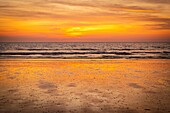Frankreich, Somme, Marquenterre, Quend-Plage, schöner Sonnenuntergang am Strand