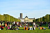 Frankreich, Paris, Gebiet, das von der UNESCO zum Weltkulturerbe erklärt wurde, die Champs de Mars, die Friedensmauer von Jean Michel Wilmotte und Clara Halte, die Militärschule und der Turm von Montparnasse