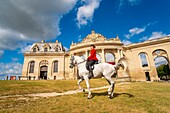 Frankreich, Oise, Chantilly, Chateau de Chantilly, die Grandes Ecuries (Große Ställe), Clara Reiter der Grandes Ecuries, führt sein Pferd im spanischen Schritt vor den Grandes Ecuries (Große Ställe)