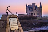 Frankreich, Morbihan, wilde Küste, Halbinsel Quiberon, Pointe de Beg er Lann (oder Pointe de la Lande), Gedenktafel in der Nähe des Schlosses Turpault