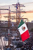 Frankreich, Seine Maritime, Rouen, Armada 2019, Blick bei Sonnenuntergang auf die mexikanische Flagge Cuauhtemoc und Besucher, die auf den Docks spazieren gehen