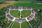 Frankreich, Doubs, Arc-et-Senans, die vom Architekten Claude-Nicolas Ledoux erbaute königliche Saline, die von der UNESCO zum Weltkulturerbe erklärt wurde (Luftaufnahme)