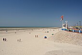 France, Somme, Picardy coast, Quend, Quend Plage, tourists on the beach in summer\n