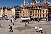 Frankreich, Nord, Lille, Place du General De Gaulle oder Grand Place, alte Börse und Cafeterrassen
