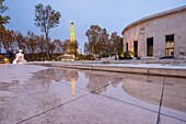 France, Paris, 16th arrondissement, esplanade of Palais de Tokyo, Eiffel Tower in the background (© SETE-illuminations Pierre Bideau)\n