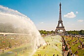 Frankreich, Paris, von der UNESCO zum Weltkulturerbe erklärtes Gebiet, die Trocadero-Gärten vor dem Eiffelturm, bei heißem Wetter, Baden und Wasserkanone
