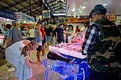 Frankreich, Aude, Narbonne, die Markthalle, Fischverkäufer