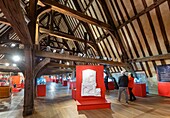 "Frankreich, Oise, Beauvais, MUDO &#x2013; Musée de l'Oise, Museum des Departements Oise im ehemaligen Bischofspalast aus dem 12. Jahrhundert, 14 Meter hoher Eichen-Dachstuhl aus dem 16."
