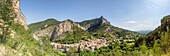 Frankreich, Hautes-Alpes, Regionaler Naturpark Baronnies Provençal, Orpierre, das von Felsen umgebene Dorf, Klettergarten Felsenschloss links und der Felsen von Quiquillon (1025 m) im Hintergrund