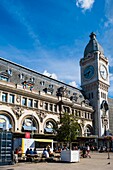 France, Paris, Gare de Lyon railway station, the square, container snacking\n