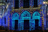 Frankreich, Eure et Loir, Chartres, Kathedrale Notre Dame, die von der UNESCO zum Weltkulturerbe erklärt wurde, Illuminationen während Chartres en Lumieres, Westfassade