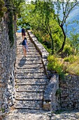 Frankreich, Drôme, regionaler Naturpark der Baronnies provençales, Montbrun-les-Bains, ausgezeichnet als die schönsten Dörfer Frankreichs, Kalade des Dorfes