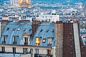 Frankreich, Paris, Gesamtansicht von Paris und dem Eiffelturm von einem Dach des 18. Arrondissements (© SETE Illuminationen Pierre Bideau)