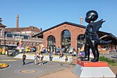Frankreich, Nord, Lille, Esplanade des Bahnhofs Saint Sauveur mit seiner Skulptur Engel und Teufel, vor dem Café Saint Sauveur