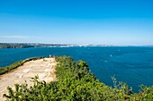 Frankreich, Finistere, Regionaler Naturpark Armorica, Halbinsel Crozon, Roscanvel, Bucht von Brest von der Pointe des Espagnols aus gesehen