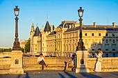 Frankreich, Paris, von der UNESCO zum Weltkulturerbe erklärtes Gebiet, die Change-Brücke und die Conciergerie