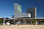 Frankreich, Nord, Lille, Esplanade Place François Mitterrand mit dem Geschäftsviertel Euralille, zu dem auch der Eurostar-Bahnhof und der TGV-Bahnhof Lille Europe gehören, überragt vom Turm von Lille und dem Turm von Lilleurope