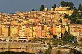 Frankreich, Alpes Maritimes, Cote d'Azur, Menton, der Strand und die Altstadt