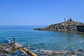 Frankreich, Pyrenees Orientales, Collioure, Fischer in einer Bucht des Nordstrandes mit der Kapelle Saint Vincent im Hintergrund