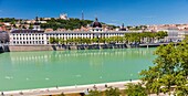 Frankreich, Rhone, Lyon, historische Stätte, die zum Weltkulturerbe der UNESCO gehört, Kai Victor Augagneur, Rhoneufer mit Blick auf das Hotel Dieu und die Basilika Notre Dame de Fourviere