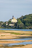 Frankreich, Indre et Loire, Loire-Tal, von der UNESCO zum Weltkulturerbe erklärt, Candes Saint-Martin, ausgezeichnet als Les Plus Beaux Villages de France (Die schönsten Dörfer Frankreichs), die befestigte Stiftskirche Saint-Martin de Candes (12. und 13. Jahrhundert)