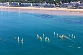 Frankreich, Loire Atlantique, La Baule, Segelschule und der Strand (Luftaufnahme)