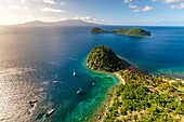 Guadeloupe, Les Saintes, Terre de Haut, die Bucht der Stadt Terre de Haut, die von der UNESCO zu den 10 schönsten Buchten der Welt gezählt wird, hier der Pain de Sucre, Basse Terre im Hintergrund (Luftaufnahme)