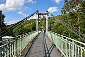 Frankreich, Ardennen, Charleville Mezieres, Fußgängerbrücke, die von der Alten Mühle kommt und die Maas überspannt, Frau nimmt die Brücke