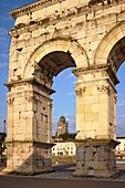 Frankreich, Charente Maritime, Saintonge, Saintes, der Germanicus-Bogen, erbaut um 18-19 n. Chr., dem Kaiser Tiberius gewidmet, im Hintergrund die Kathedrale St. Peter