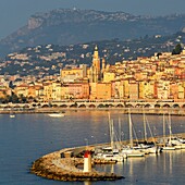 Frankreich, Alpes Maritimes, Côte d'Azur, Menton, der Hafen und die von der Basilika Saint Michel Archange beherrschte Altstadt