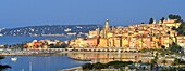Frankreich, Alpes Maritimes, Côte d'Azur, Menton, der Hafen und die von der Basilika Saint Michel Archange dominierte Altstadt