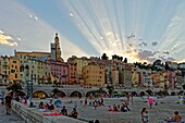 Frankreich, Alpes Maritimes, Côte d'Azur, Menton, der Strand und die von der Basilika Saint Michel Archange dominierte Altstadt