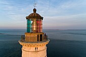 Frankreich, Gironde, Verdon-sur-Mer, Felsplateau von Cordouan, Leuchtturm von Cordouan, denkmalgeschützt, Leuchtturmwärter an der Laterne bei Sonnenuntergang (Luftaufnahme)