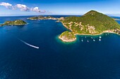 Guadeloupe, Les Saintes, Terre de Haut, die Bucht der Stadt Terre de Haut, von der UNESCO zu den 10 schönsten Buchten der Welt gezählt (Luftaufnahme)