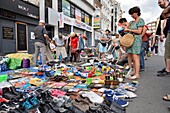 Frankreich, Nord, Lille, Molinel Street, Trödelmarkt 2019, Schuhe und Bücher