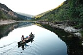 Frankreich, Ardeche, Nationales Naturschutzgebiet Ardeche-Schluchten, Sauze, ein Gardist des Naturschutzgebietes macht seine Morgenwache auf einem Kanu in der Ardeche-Schlucht
