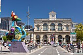Frankreich, Nord, Lille, Straße Faidherbe und Bahnhof Lille Flandres, Statue der temporären Ausstellung Eldorado im Rahmen von Lille 3000