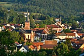 Frankreich, Bas Rhin, Niederbronn les Bains, Panorama mit Kirchen St. Martin und St. Johannes