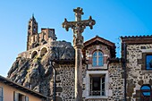 Frankreich, Haute-Loire, Aiguilhe, Kapelle Saint-Michel d'Aiguilhe, erbaut auf einem 85 Meter hohen Vulkanpfropfen, dem Felsen von Aiguilhe