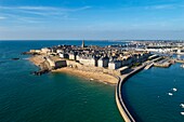 Frankreich, Ille et Vilaine, Cote d'Emeraude (Smaragdküste), Saint Malo, die ummauerte Stadt und die Mole des Noires (Pier der schwarzen Frauen) (Luftaufnahme)